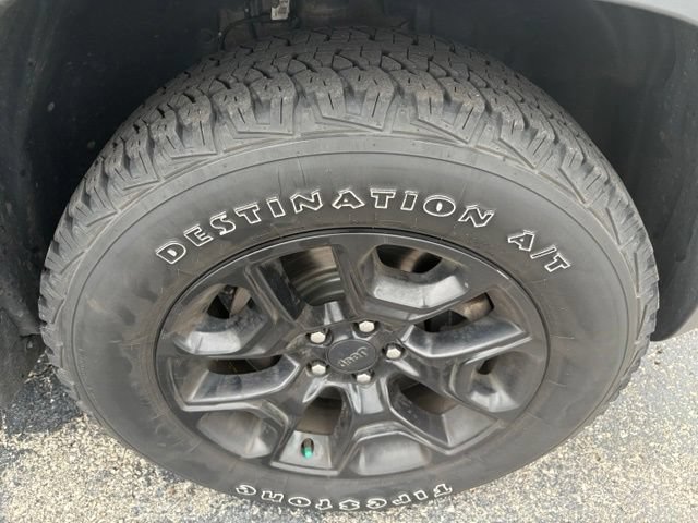 Used 2019 Jeep Cherokee Trailhawk w/ Comfort/Convenience Group AWD/4WD image 22