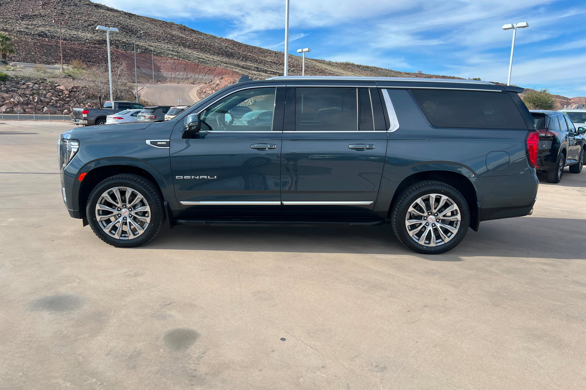 Used 2021 GMC Yukon XL Denali image 2