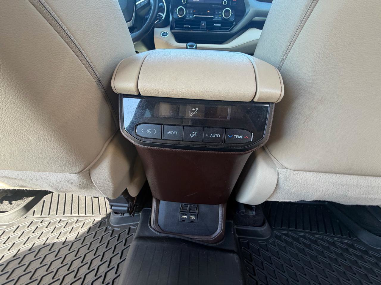 Used 2021 Toyota Highlander XLE AWD/4WD image 15