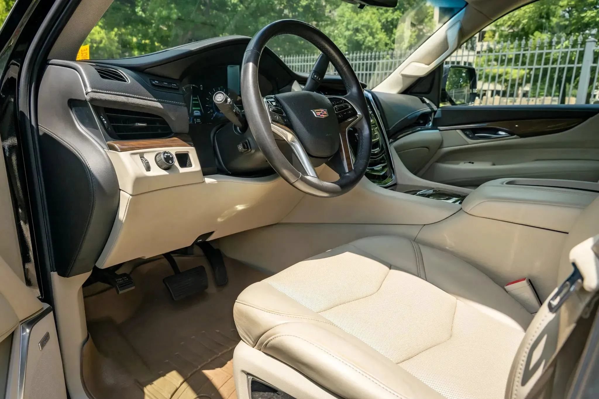 Used 2020 Cadillac Escalade Luxury RWD image 10
