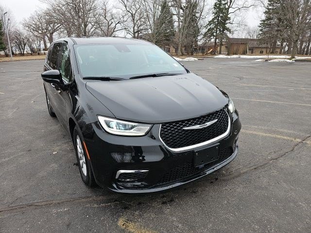 Used 2024 Chrysler Pacifica Touring-L image 8