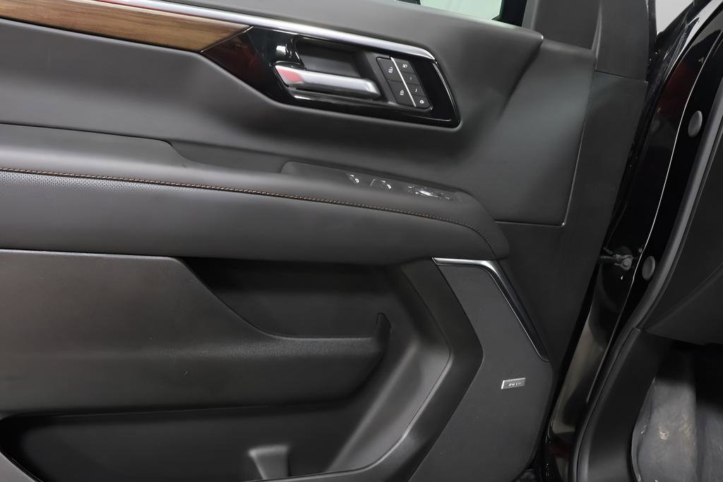 Used 2026 Chevrolet Suburban High Country AWD/4WD image 23