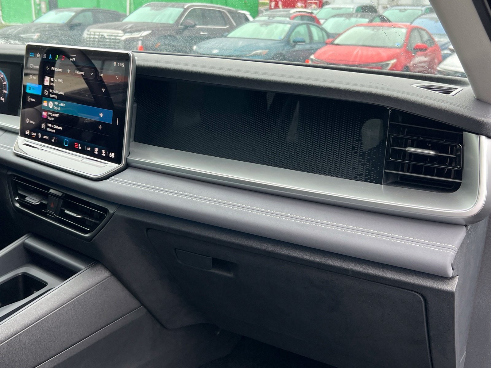 Used 2025 Volkswagen Tiguan SE FWD image 13
