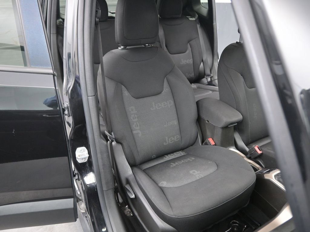 Used 2017 Jeep Renegade Latitude FWD image 19
