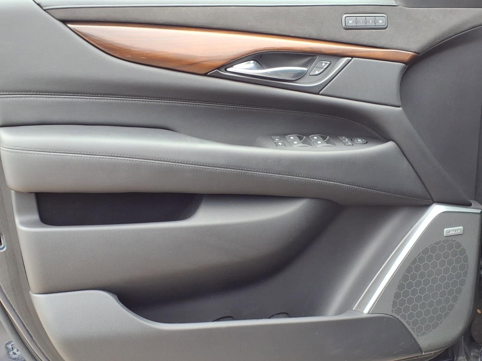 Used 2020 Cadillac Escalade Luxury AWD/4WD image 16