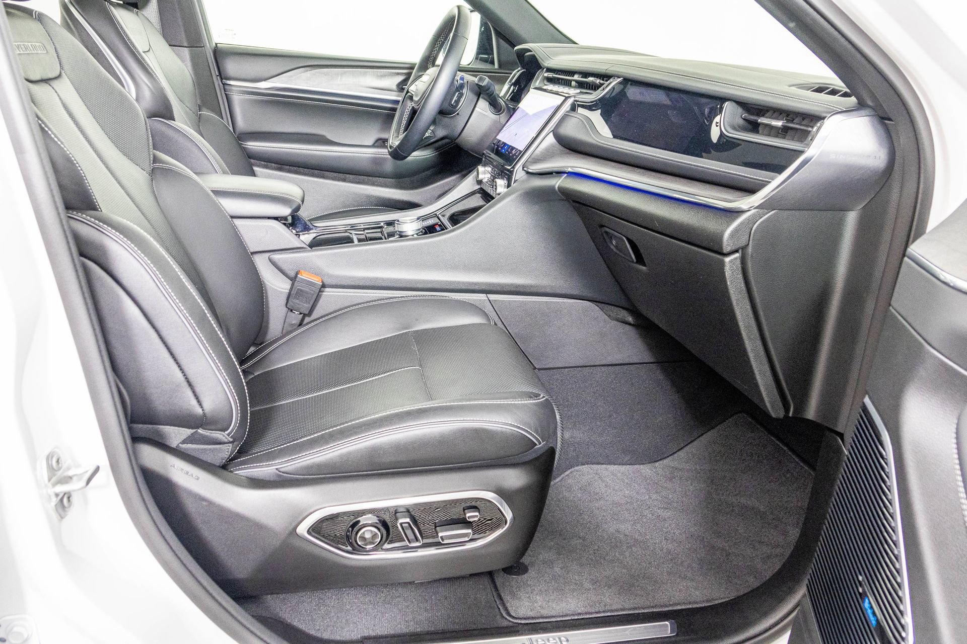 Used 2023 Jeep Grand Cherokee Overland w/ Adv Protech Group III image 42