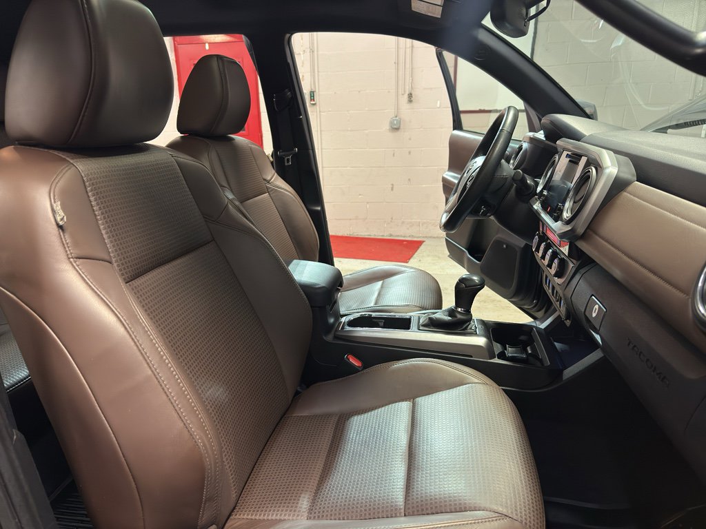Used 2016 Toyota Tacoma Limited w/ Towing Package image 22