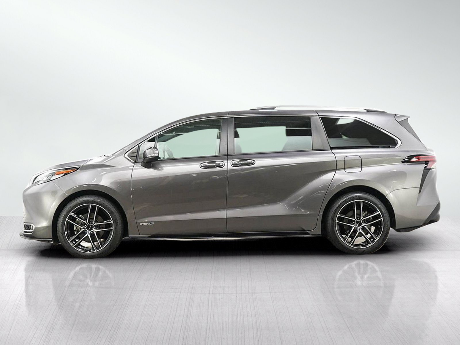 Used 2021 Toyota Sienna Platinum AWD/4WD image 2