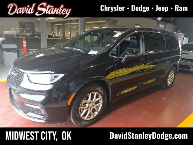 Used 2025 Chrysler Pacifica Select