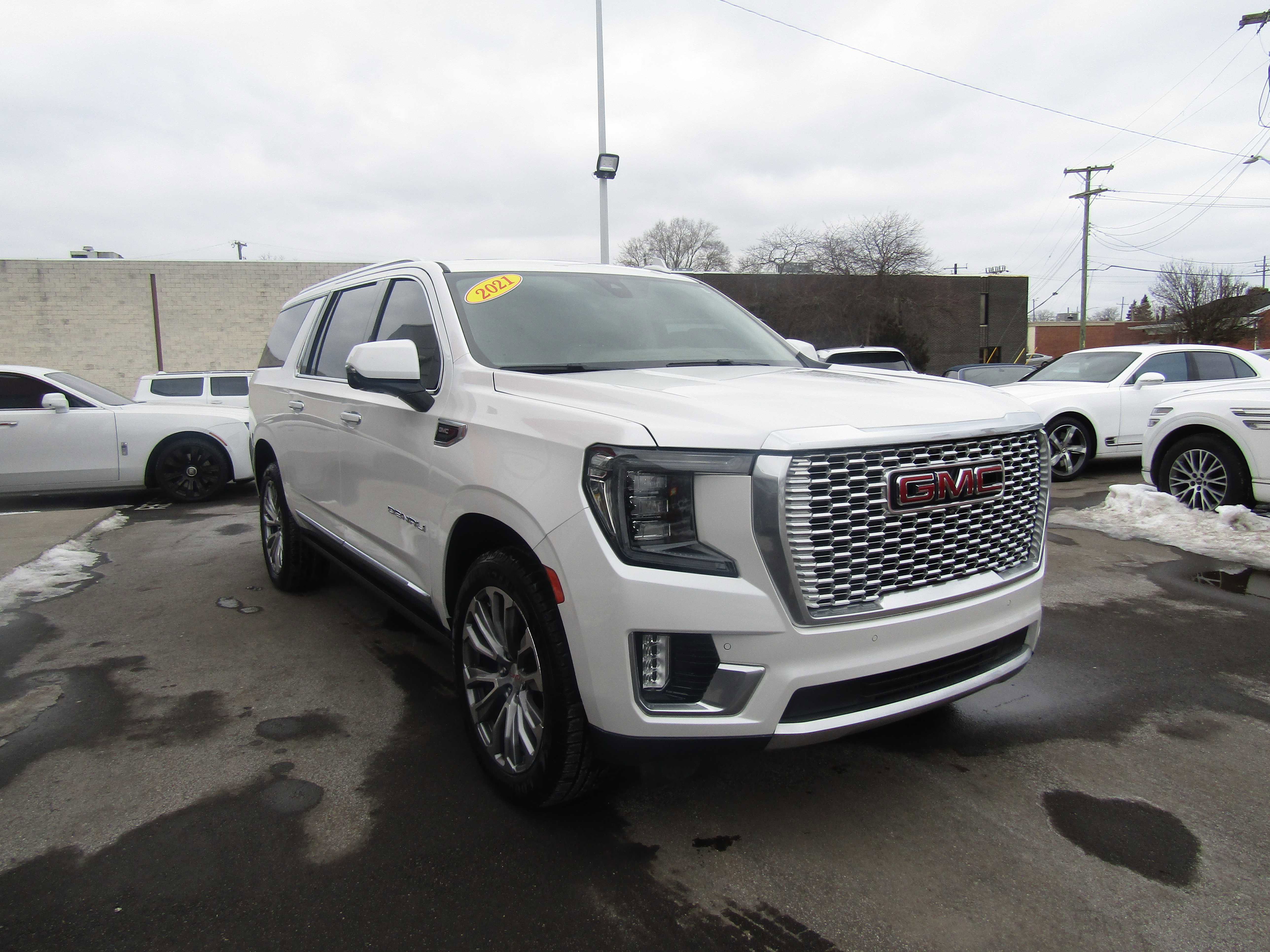 Used 2021 GMC Yukon XL Denali w/ Denali Premium Package image 4