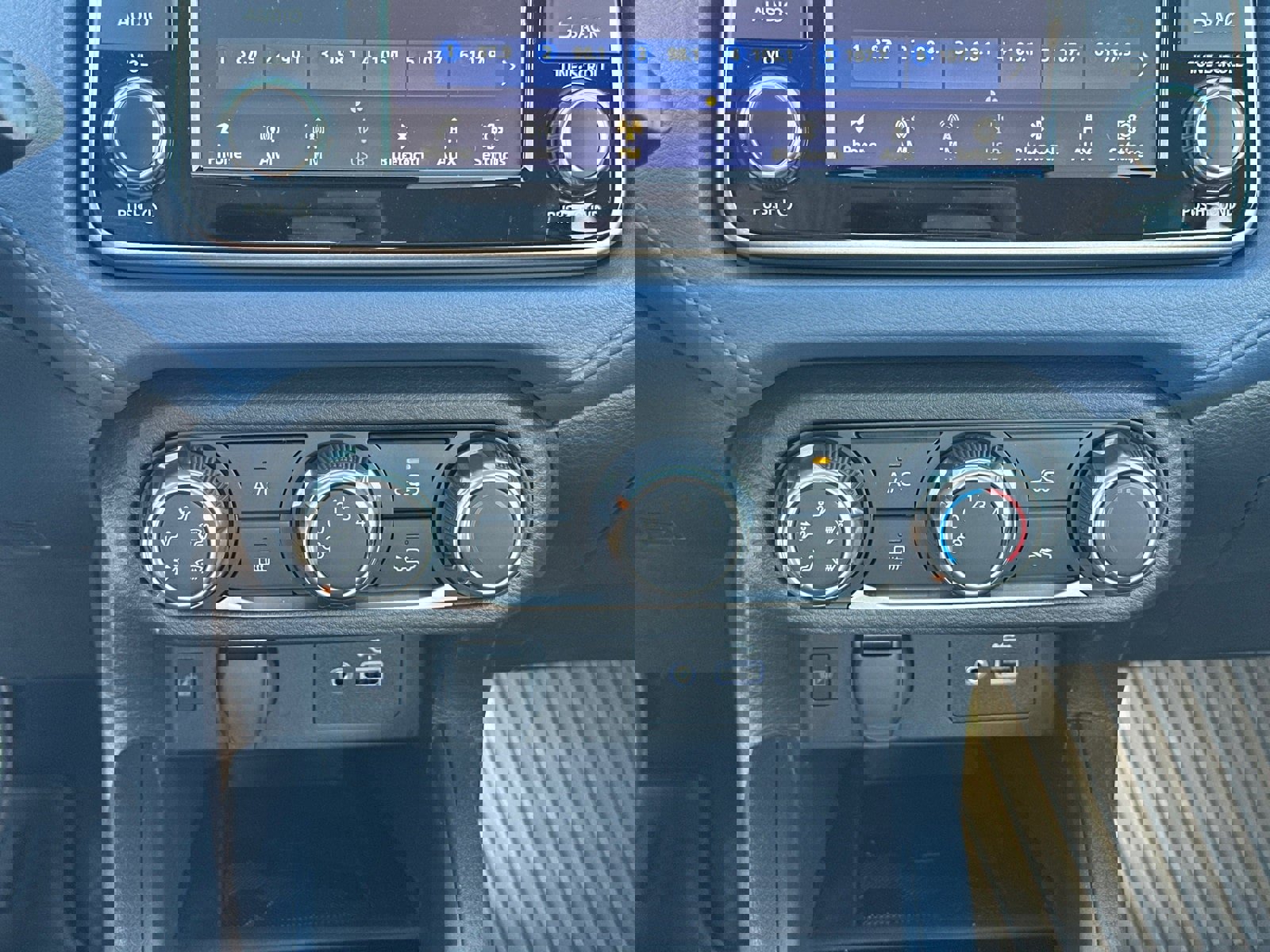 New 2025 Nissan Versa SV w/ Trunk Package image 29