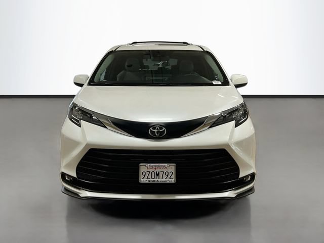 Used 2026 Toyota Sienna XLE FWD image 2