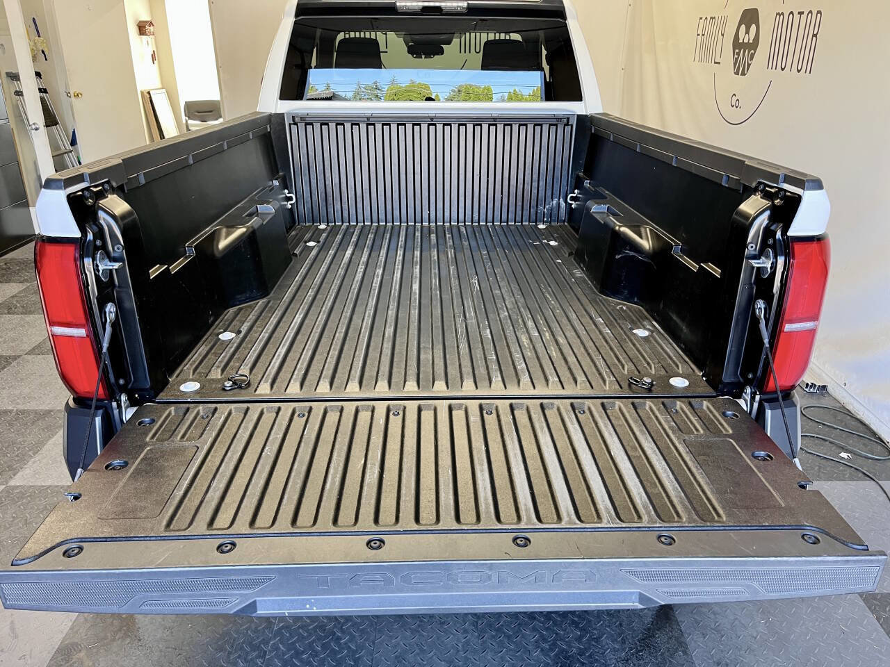Used 2024 Toyota Tacoma SR image 9