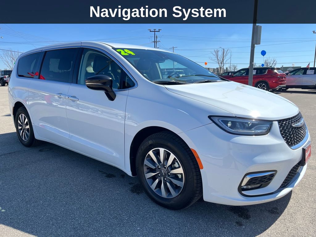 Used 2024 Chrysler Pacifica Select image 9