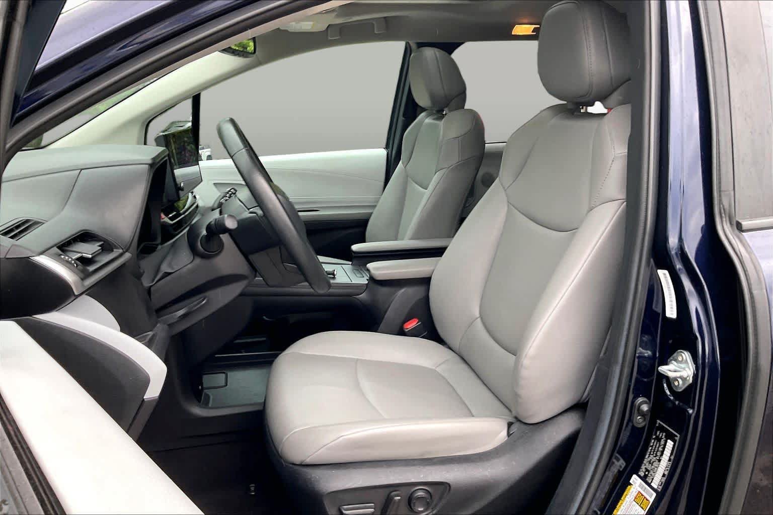 Used 2025 Toyota Sienna XLE FWD image 8