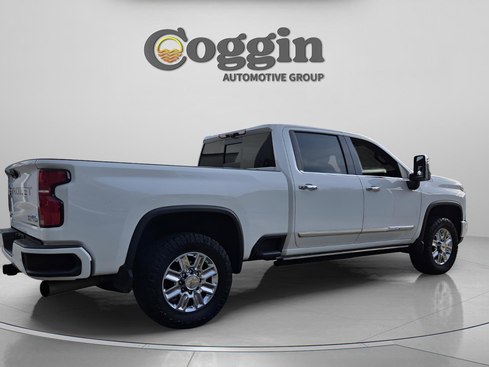Used 2024 Chevrolet Silverado 2500 High Country w/ High Country Premium Package AWD/4WD image 5