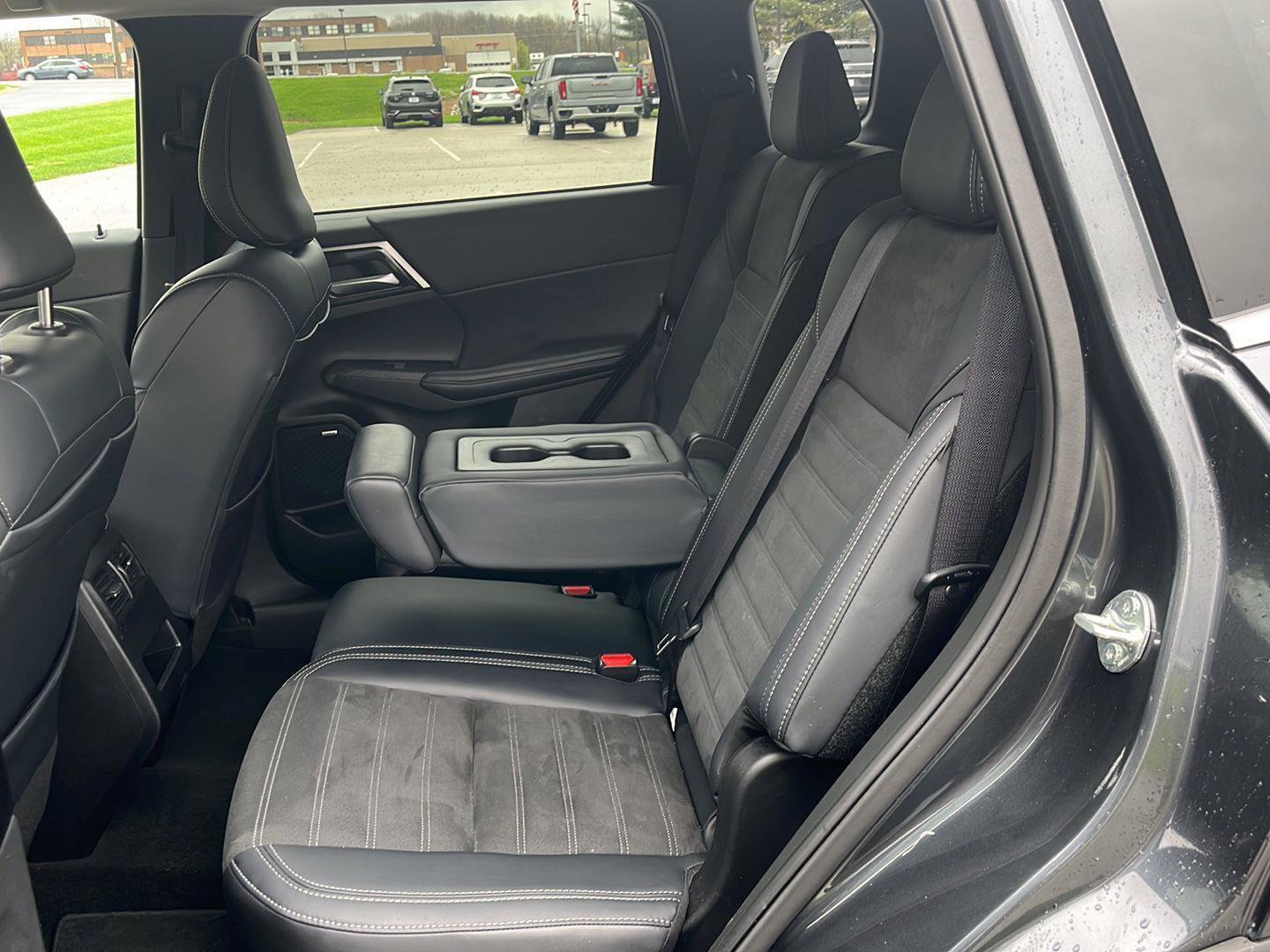 Used 2025 Mitsubishi Outlander SE image 24