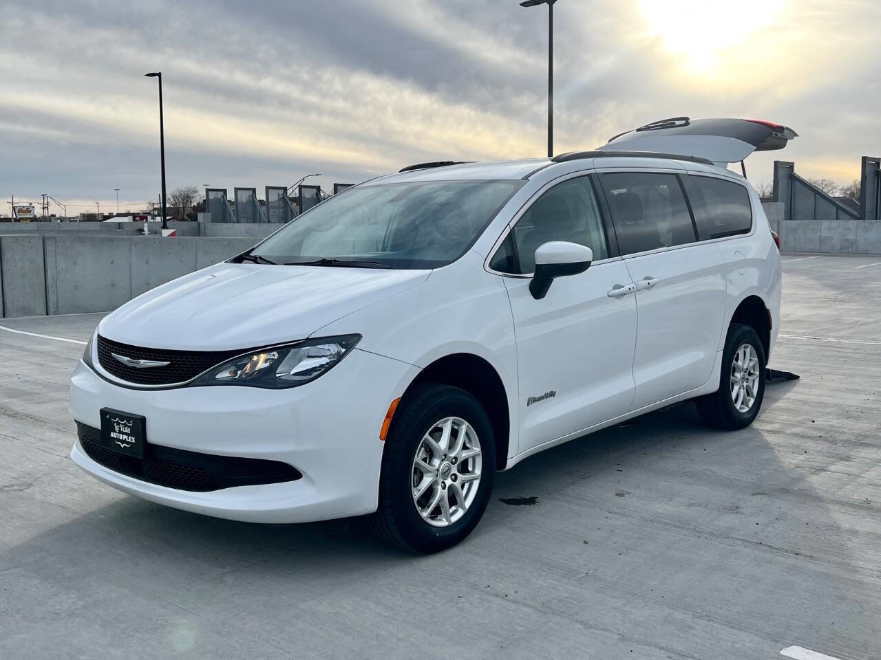 Used 2021 Chrysler Voyager Lxi image 6