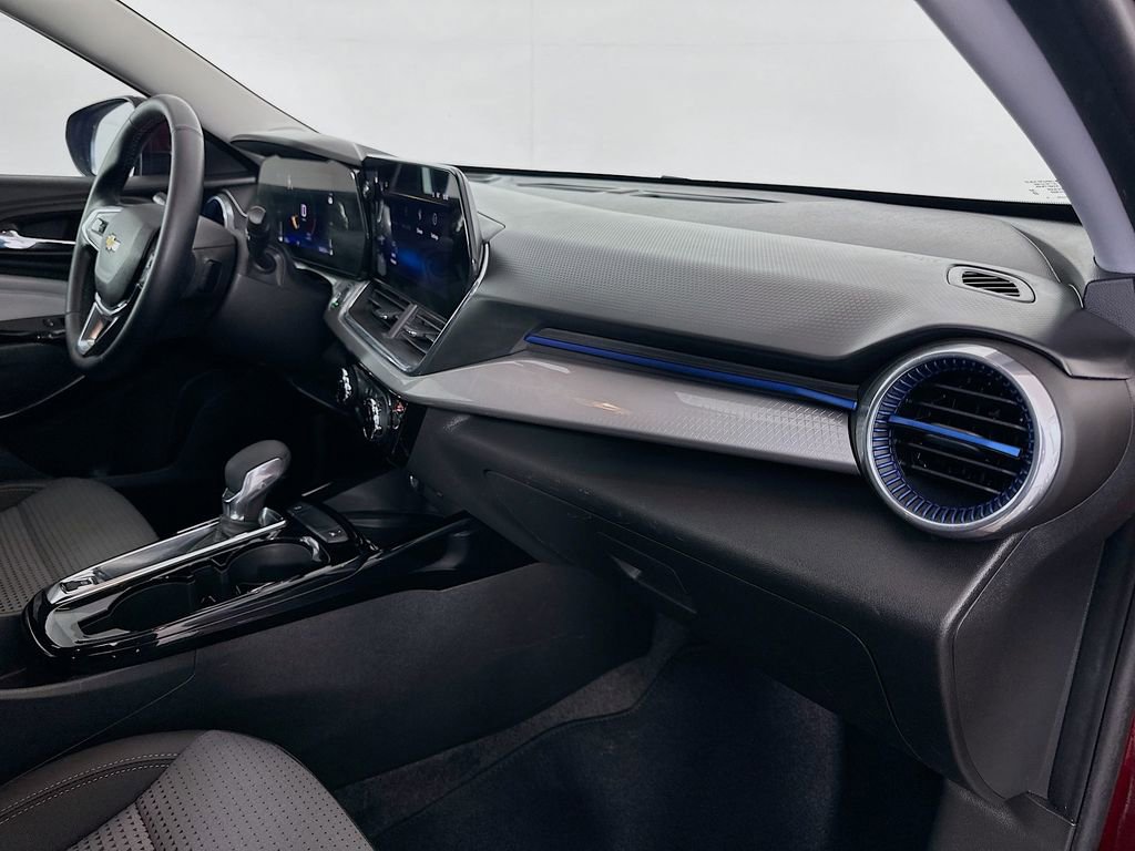 Used 2024 Chevrolet Trax LT w/ Sunroof Package image 28