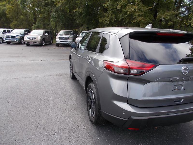 Used 2024 Nissan Rogue SV image 4
