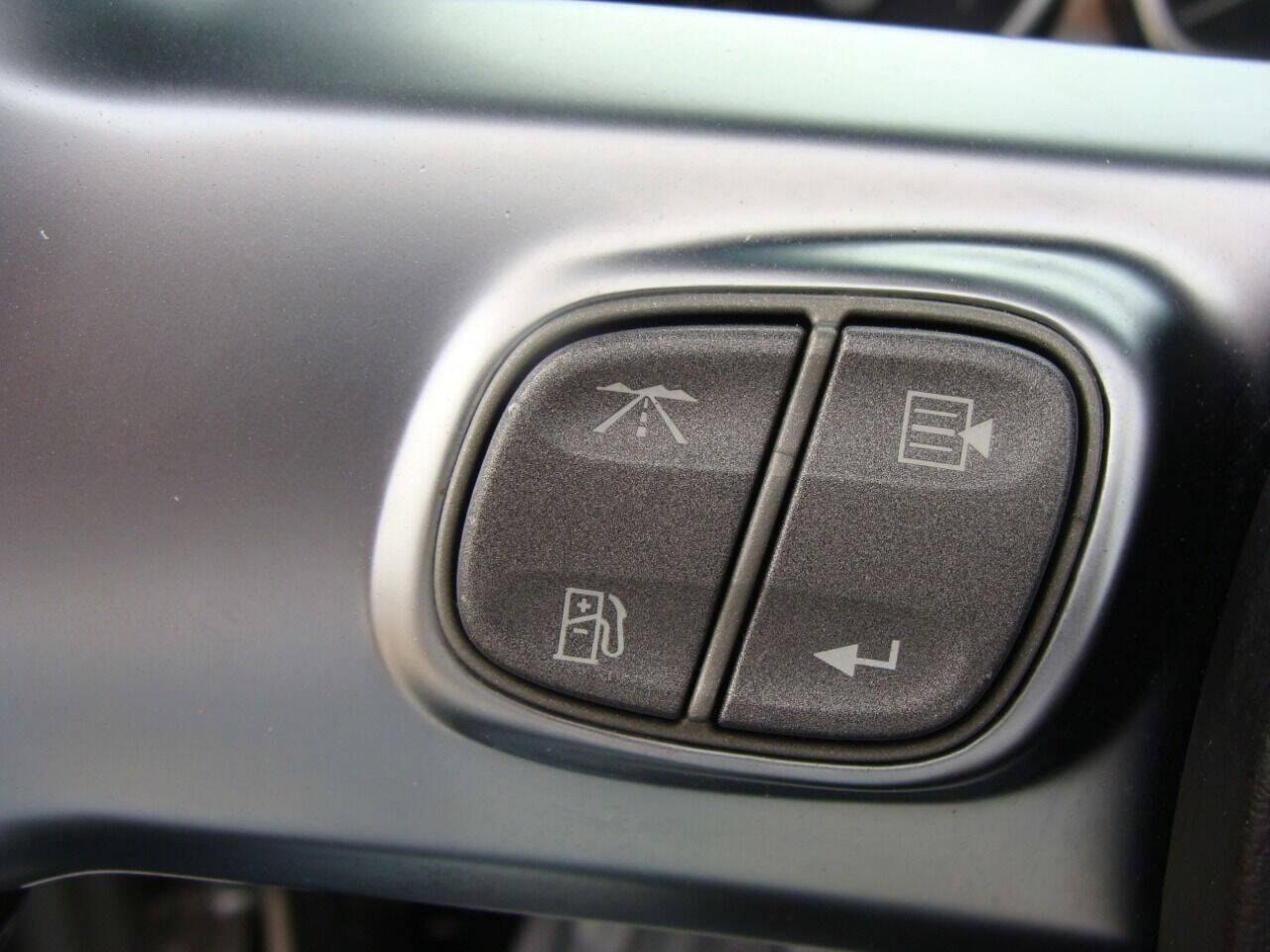 Used 2004 Chevrolet SSR w/ Preferred Equipment Group RWD image 13
