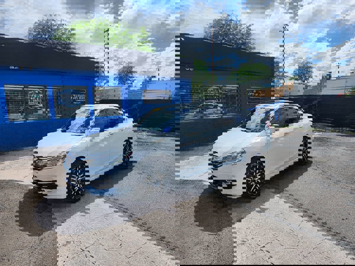 Used 2017 Honda Accord Touring image 2