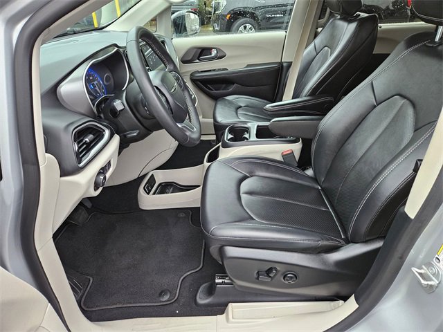 Used 2024 Chrysler Pacifica Touring-L image 11