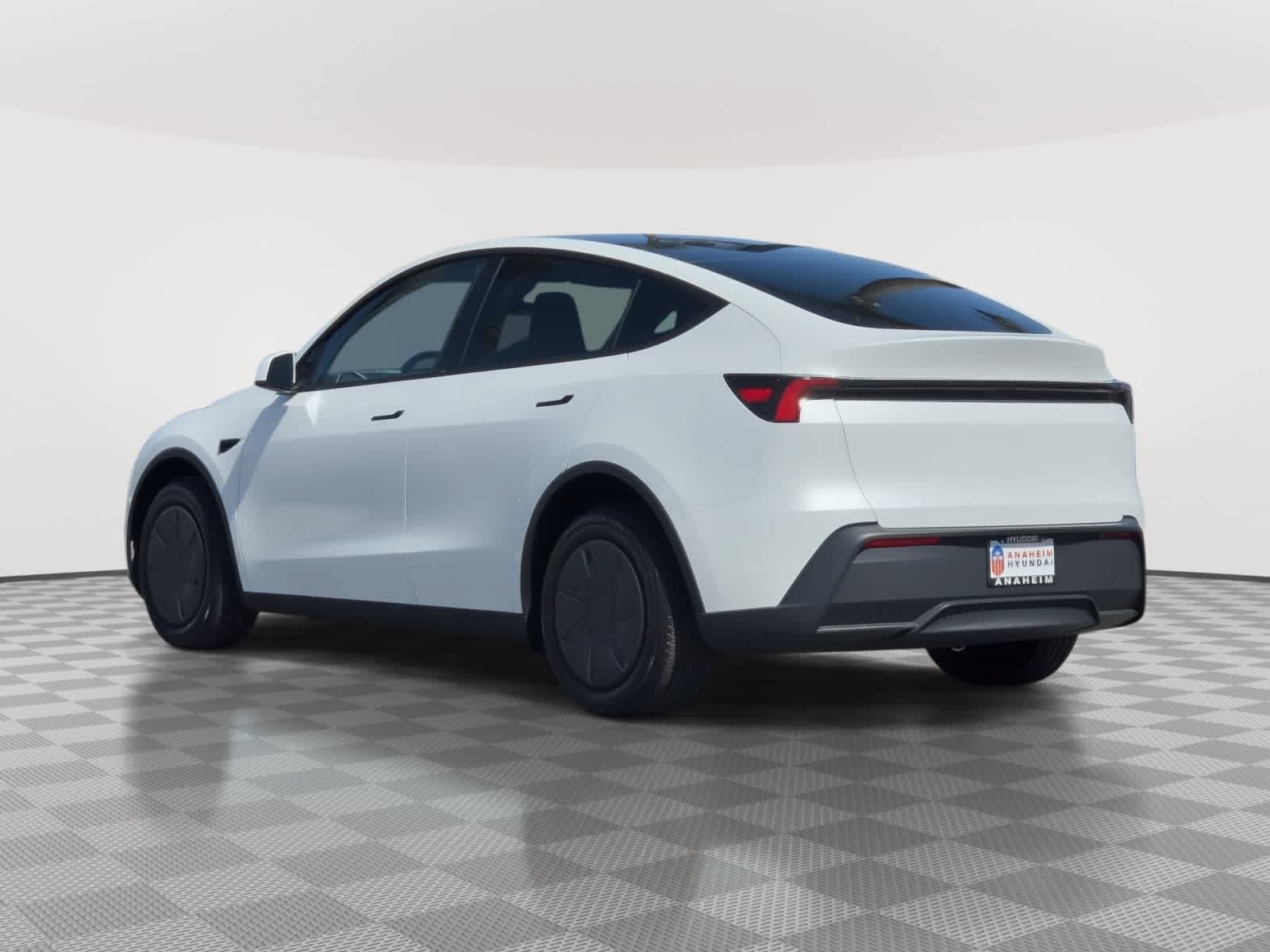 Used 2026 Tesla Model Y 2WD image 9