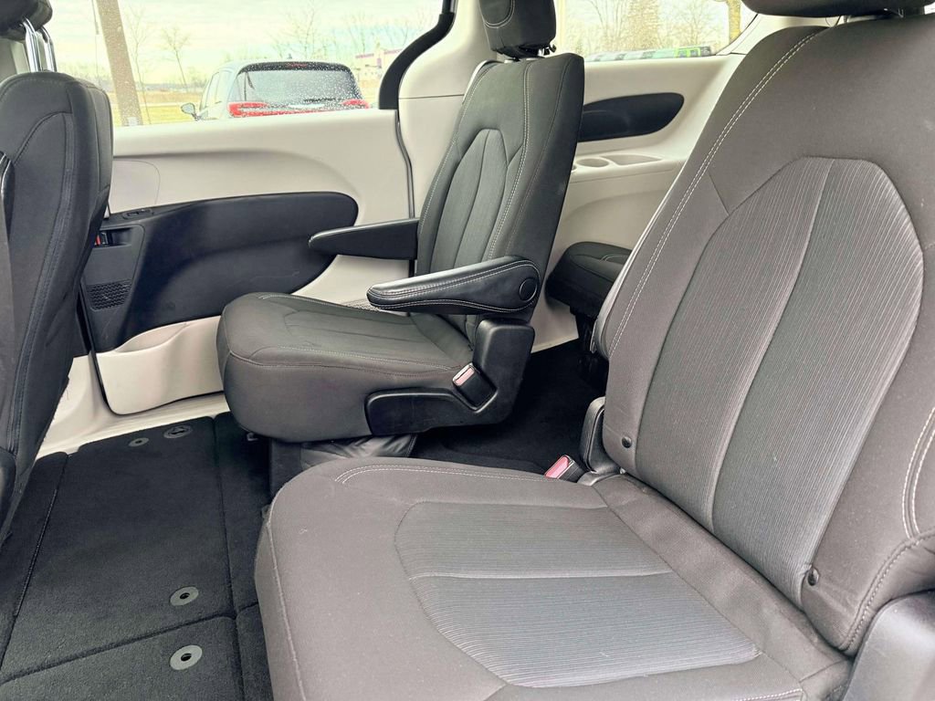 Used 2023 Chrysler Voyager LX image 9