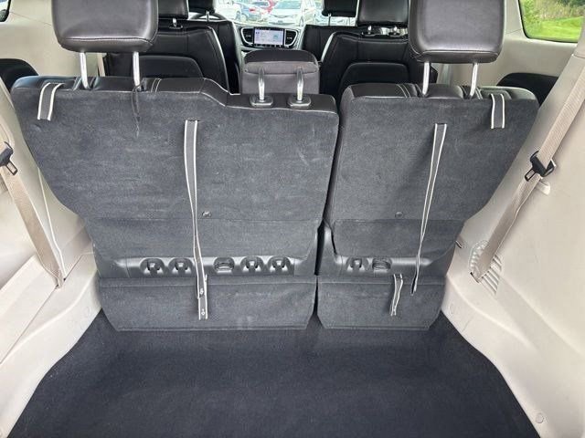 Used 2023 Chrysler Pacifica Touring-L FWD image 32