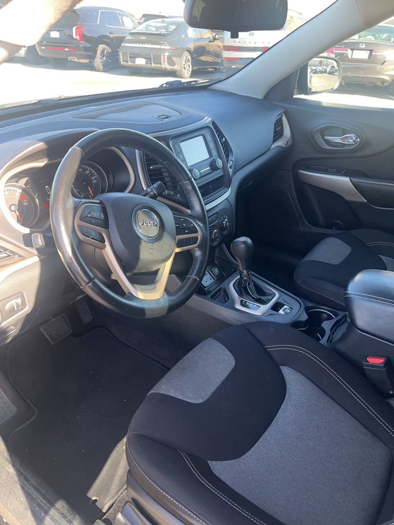 Used 2017 Jeep Cherokee Altitude image 5