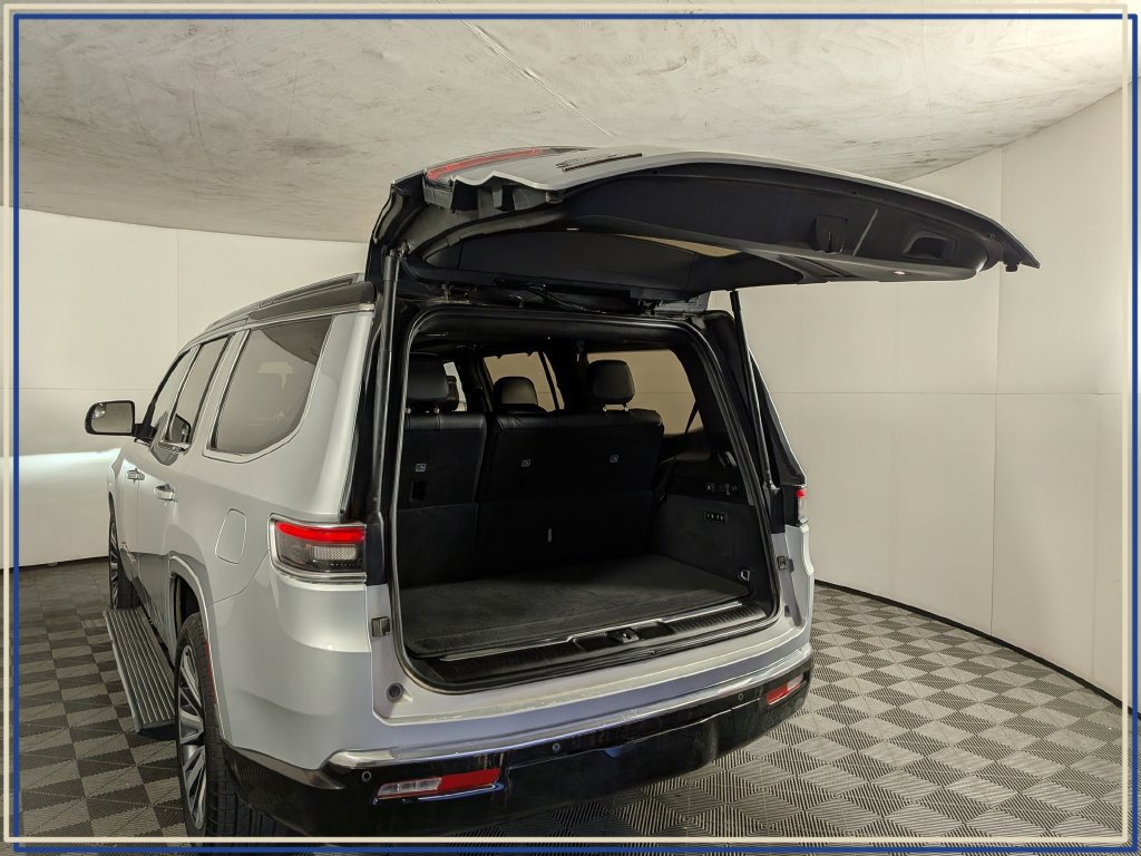 Used 2023 Jeep Grand Wagoneer Series III AWD/4WD image 13
