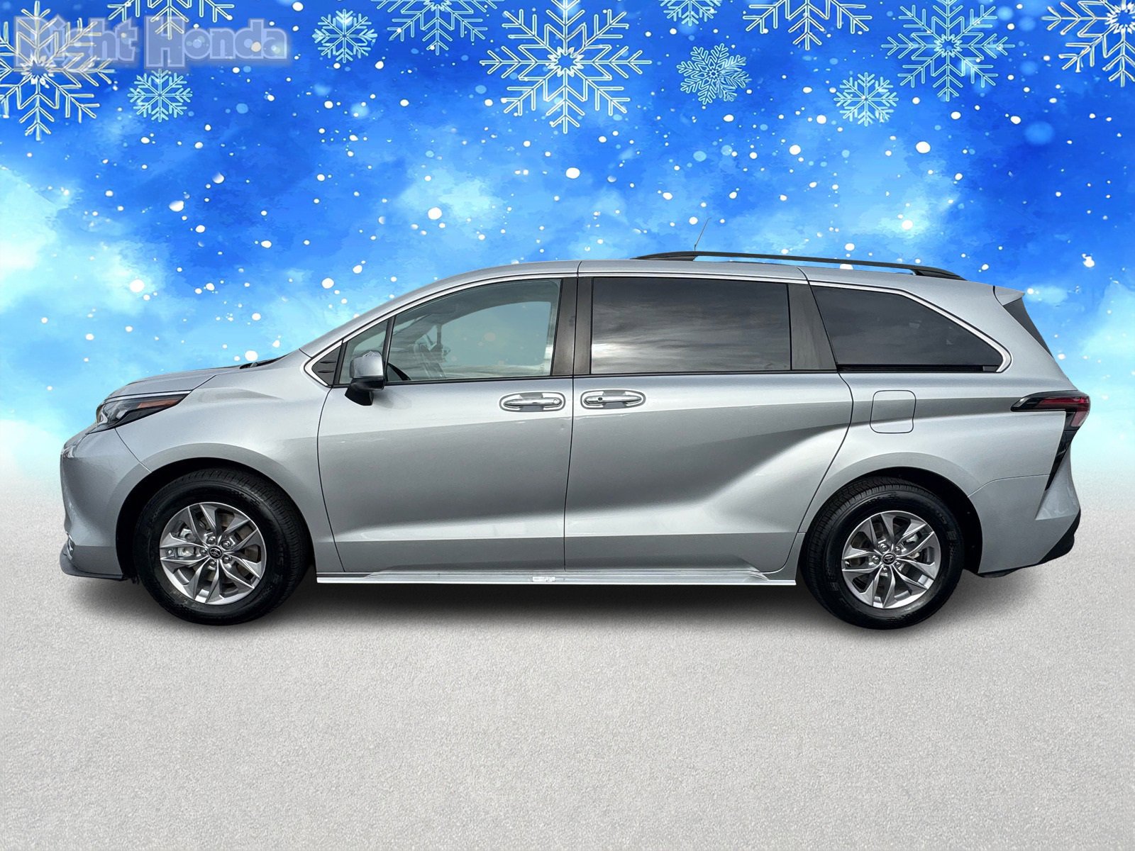 Used 2024 Toyota Sienna XLE image 3