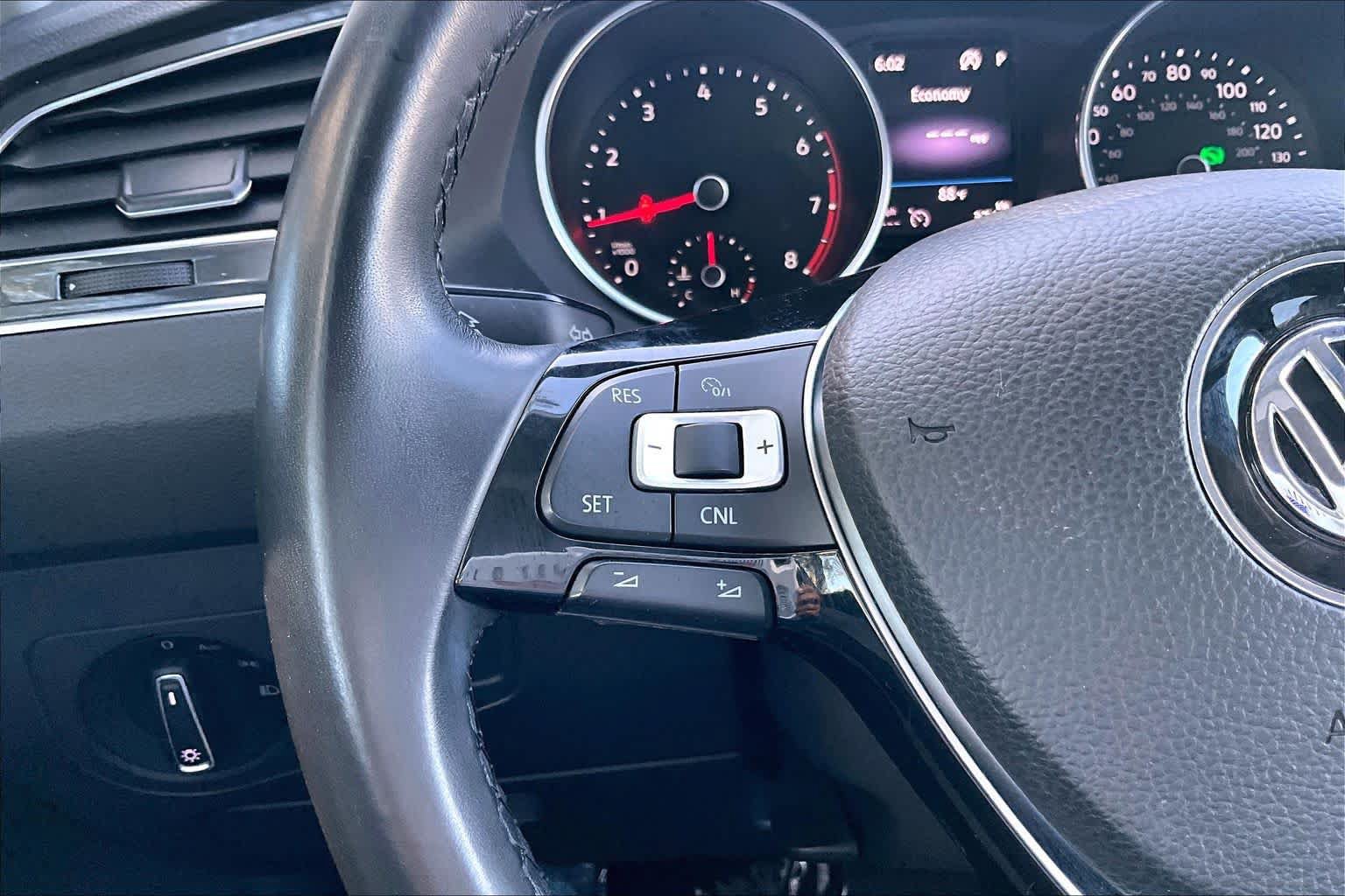 Used 2018 Volkswagen Tiguan SE FWD image 24