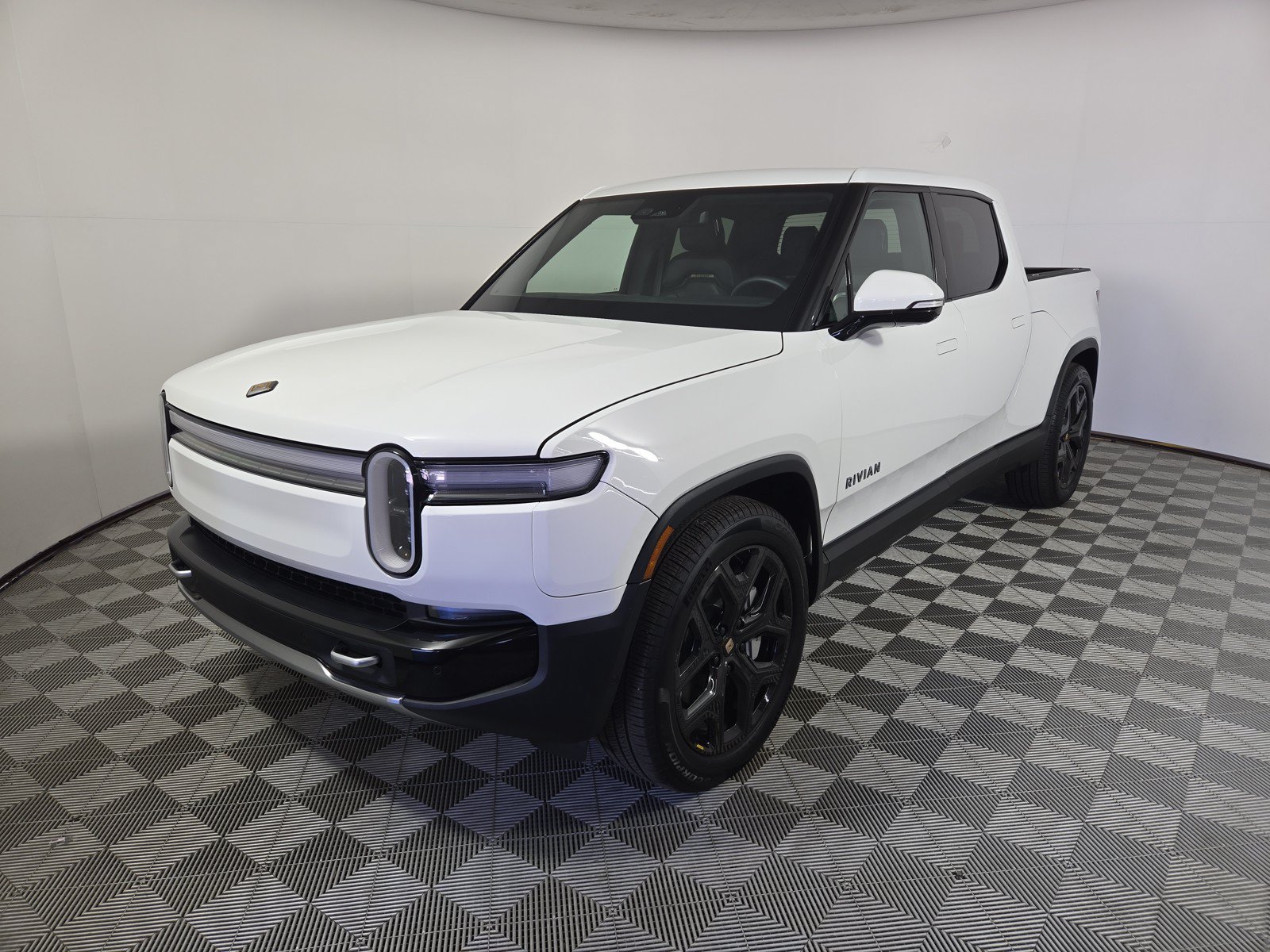 Used 2025 Rivian R1T Adventure AWD/4WD image 1