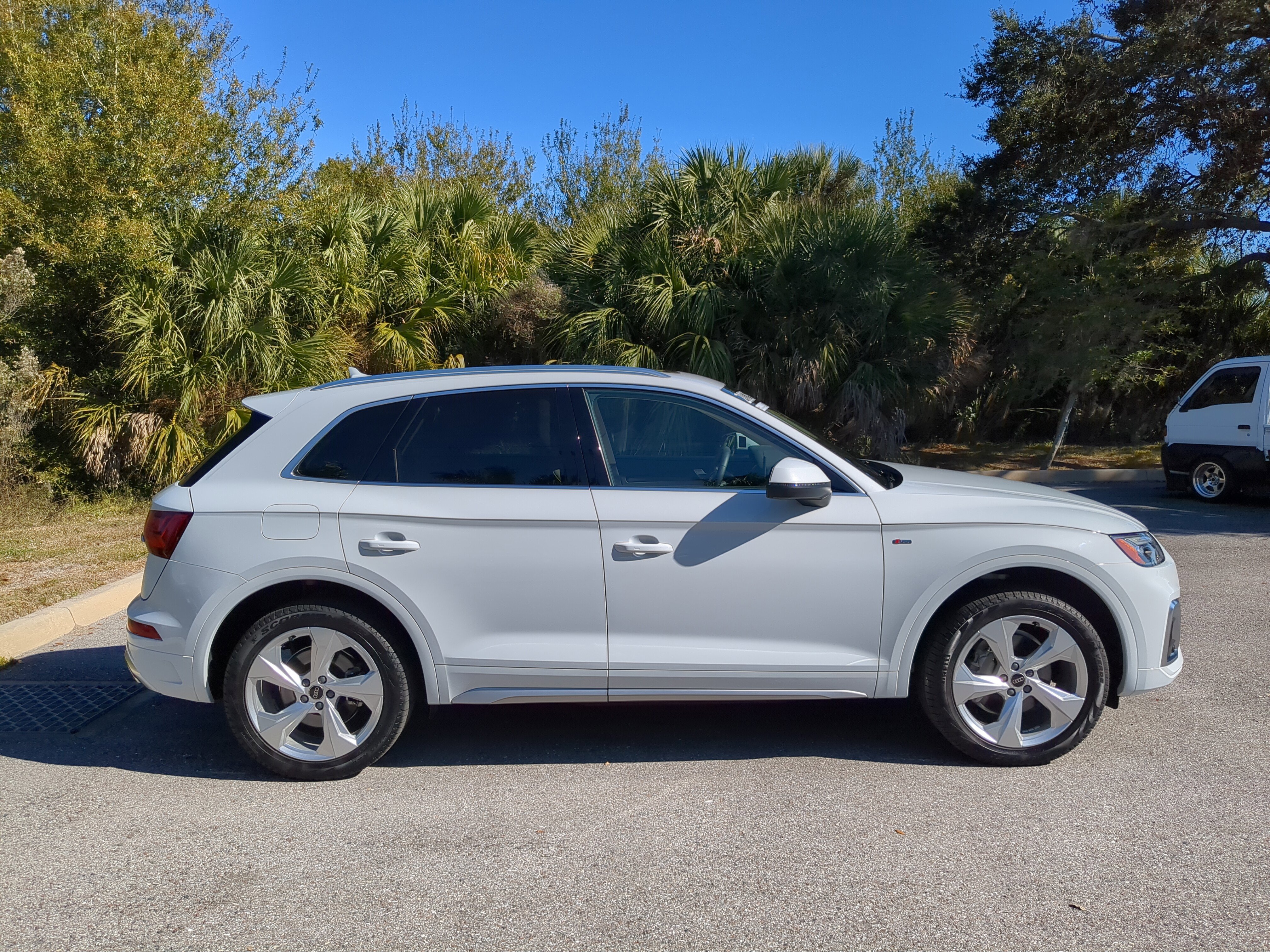 Certified 2025 Audi Q5 2.0T Premium Plus image 3