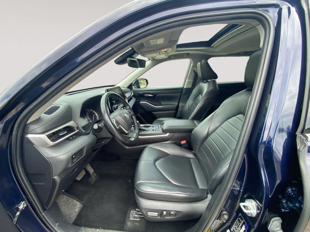 Used 2022 Toyota Highlander XLE AWD/4WD image 9