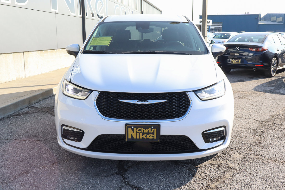 Used 2023 Chrysler Pacifica Touring-L image 2