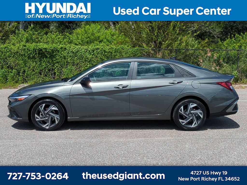 Certified 2025 Hyundai Elantra Sport FWD image 2