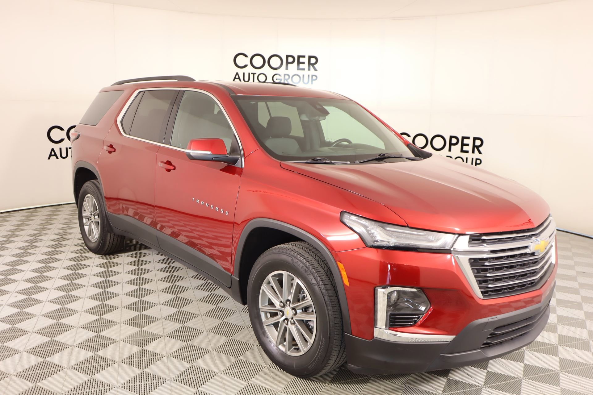 Used 2023 Chevrolet Traverse LT image 1