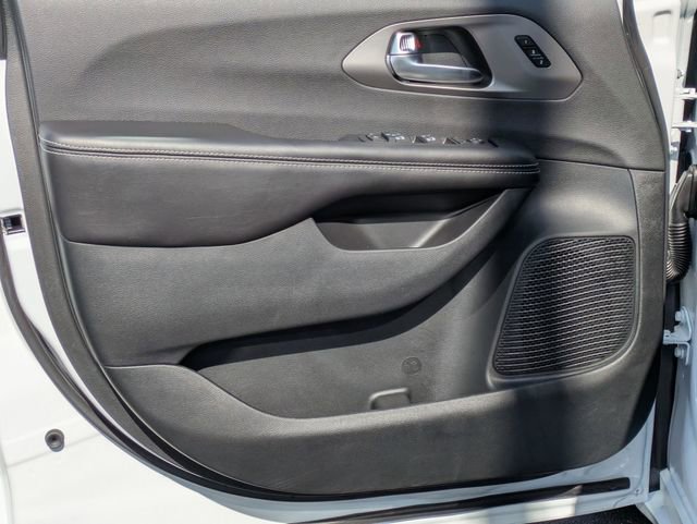 New 2027 Chrysler Pacifica Select FWD image 11