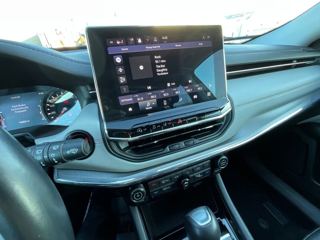 Used 2022 Jeep Compass Limited image 34