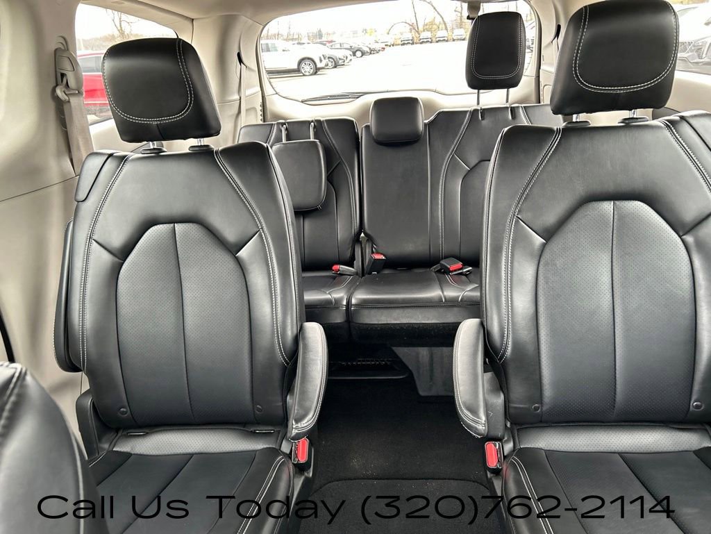 Used 2024 Chrysler Pacifica Touring-L FWD image 35