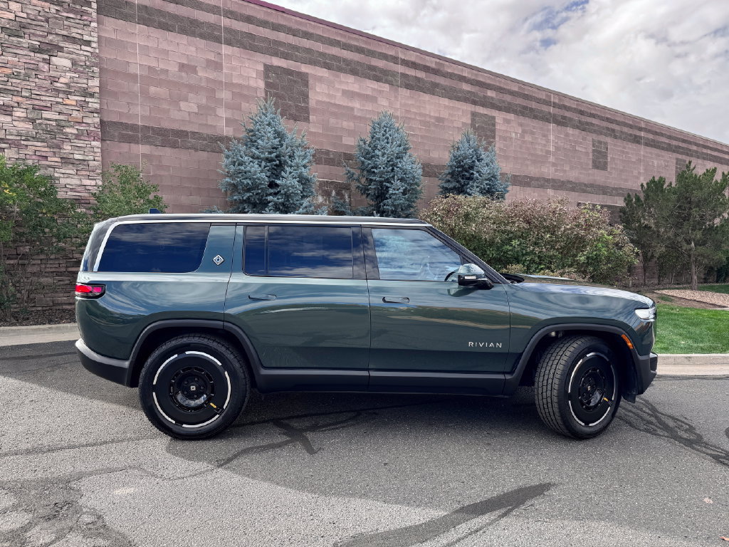 Used 2025 Rivian R1S Adventure Dual AWD/4WD image 6
