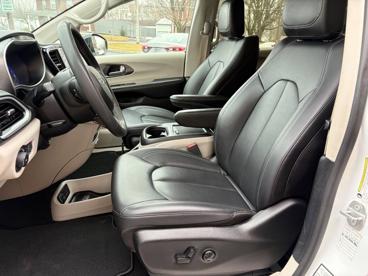 Used 2024 Chrysler Pacifica Touring-L FWD image 9