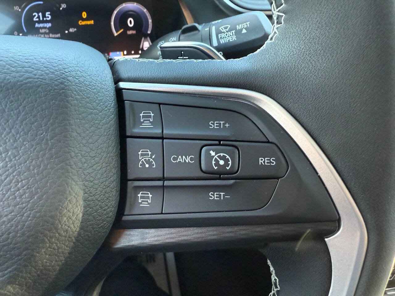 Used 2023 Jeep Grand Cherokee Laredo w/ Luxury Tech Group I image 28