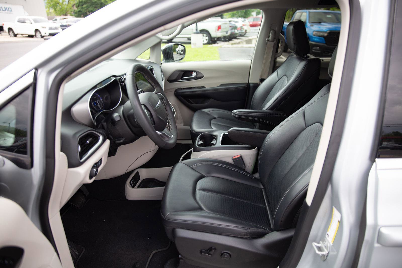 Used 2024 Chrysler Pacifica Touring-L FWD image 20