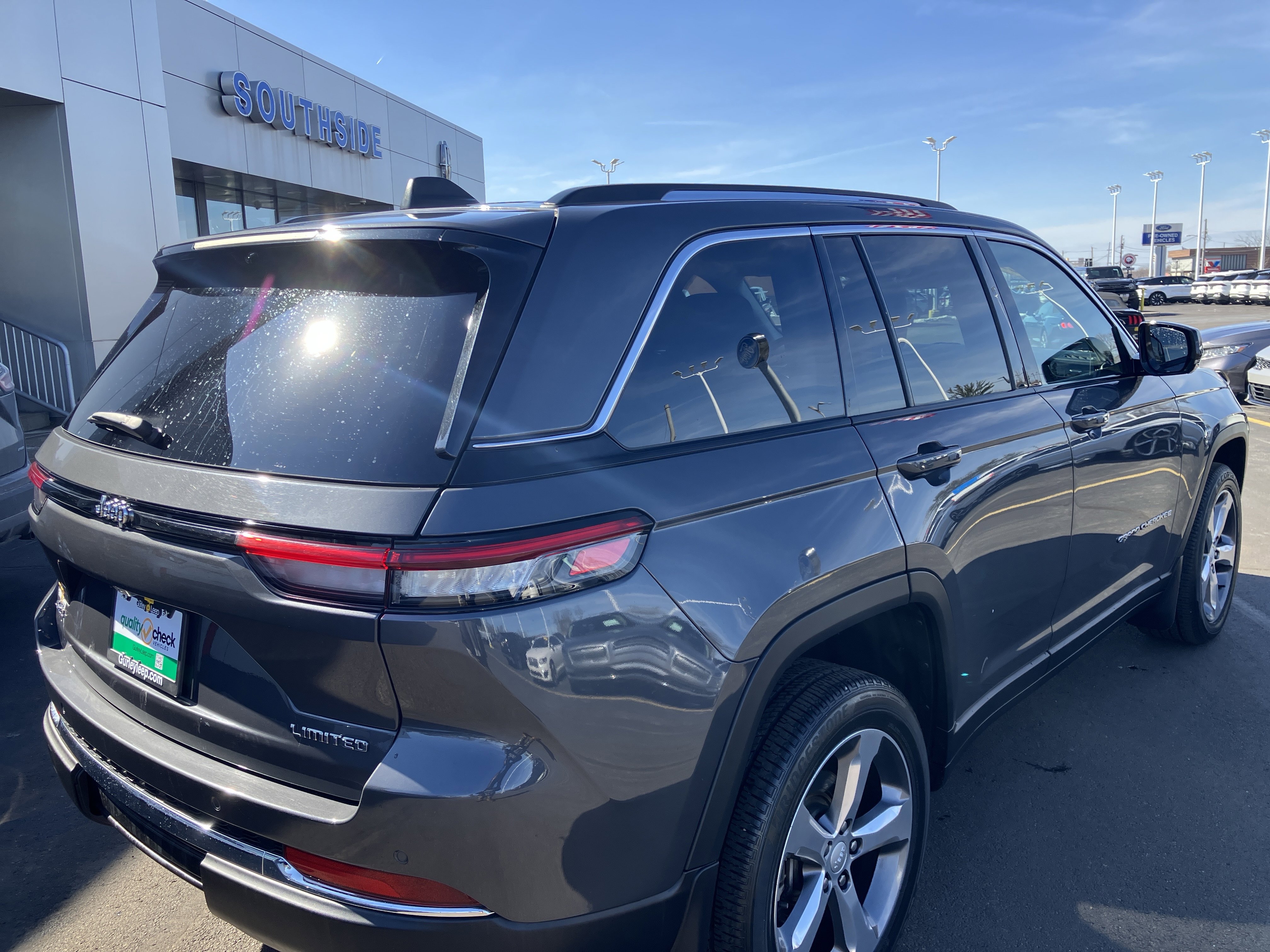 Used 2022 Jeep Grand Cherokee Limited w/ Luxury Tech Group II image 7