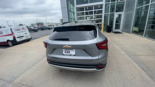 Used 2025 Chevrolet Trax LT w/ LT Convenience Package FWD image 9