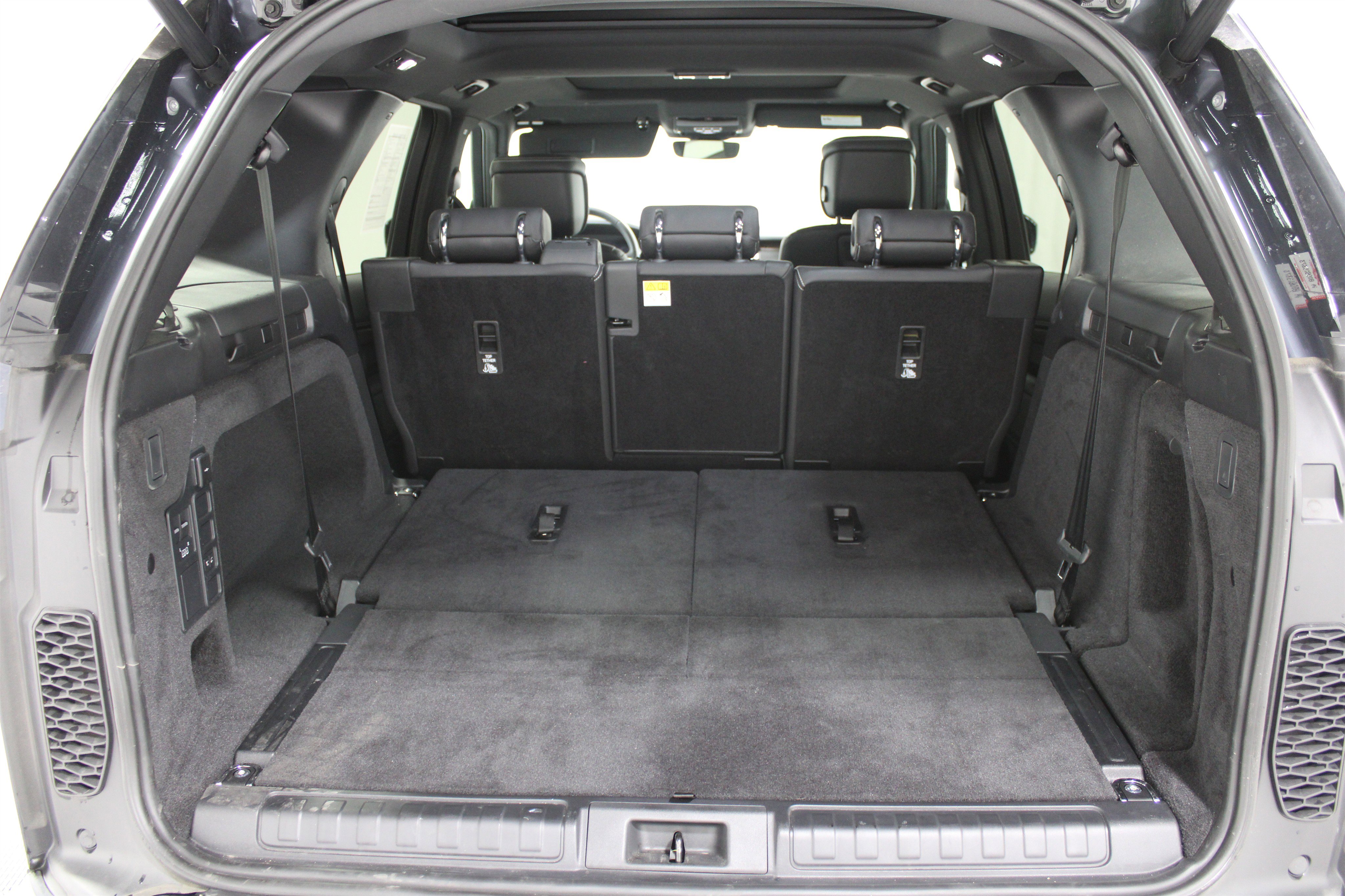 Used 2024 Land Rover Discovery Dynamic SE AWD/4WD image 24